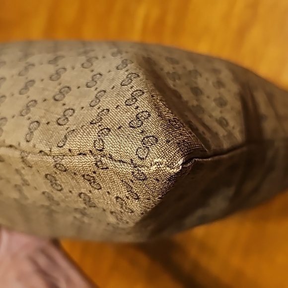 Gucci duffle and pouch. Comes with COA. - Picture 13 of 16